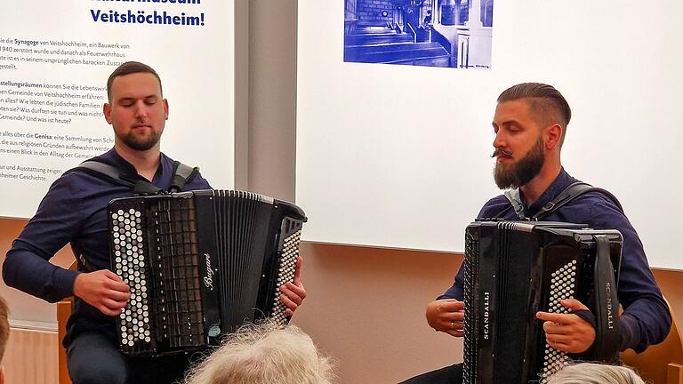 Die beiden serbischen Musiker Sinisa Ljubojevic (links) und Djorde Vasiljevic entlockten als  'Duo Synthesis' beim zweiten Veitshöchheimer Sommerkonzert ihren Akkordeons mit großteils klassischen Melodien faszinierende, ja orchestrale Klänge.