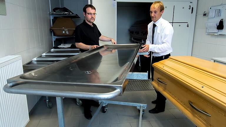 Mit Daniel Kehl (rechts) im Vorbereitungsraum. Mit Daniel Kehl (rechts) im Vorbereitungsraum.