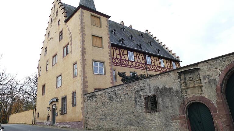 Das 'Burgsinner Schloss' geht auf den Konrad II. von Thüngen zurück, der auch als Fürstbischof über das Bistum Würzburg regierte. Das 'Burgsinner Schloss' geht auf den Konrad II. von Thüngen zurück, der auch als Fürstbischof über das Bistum Würzburg regierte.
