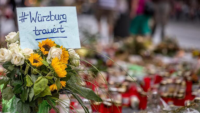 Mit Blumen und Kerzen bekundeten Menschen nach der Messerattacke am 25. Juni am Barbarossaplatz in Würzburg ihre Trauer. Mit Blumen und Kerzen bekundeten Menschen nach der Messerattacke am 25. Juni am Barbarossaplatz in Würzburg ihre Trauer.