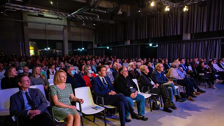 Mit der Präsentation ihres aktuellen Albums 'Camino Asi' heizte die BAnd Las Karamba dem Publikum im ausverkauften Fresenius Medical Care Forum von der ersten Sekunde an ordentlich ein.