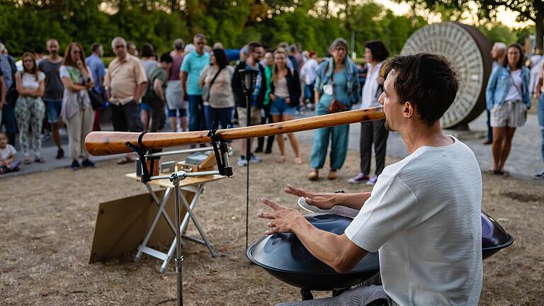 Didgeridoos gehören zu jedem guten Straßenmusikfestival dazu, wie auch hier beim Pflasterklang 2022 an der Gutermann-Promenande.