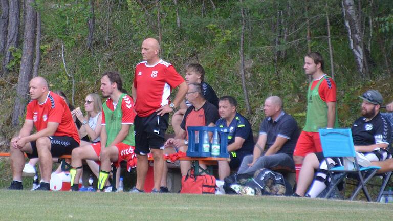 Thomas Freier (Stehend in der Mitte) ist nicht mehr Trainer des Rhöner Kreisklassisten SG Unterweißenbrunn/Ginolfs/Weisbach. Thomas Freier (Stehend in der Mitte) ist nicht mehr Trainer des Rhöner Kreisklassisten SG Unterweißenbrunn/Ginolfs/Weisbach.