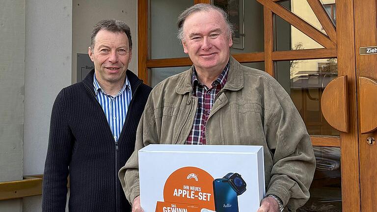 Bei der Gewinnübergabe (von links): Detlef Voll (Vermögensberater der VR-Bank Main-Rhön) und Gewinner Dietmar Eberhardt.