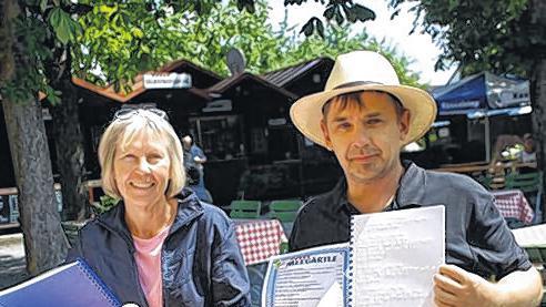 Speisekarte in Punktschrift: Wolfgang Plinske vom Veitshöchheimer Biergarten &bdquo;Meegärtle&ldquo; und Monika Weigand vom BFW Würzburg.