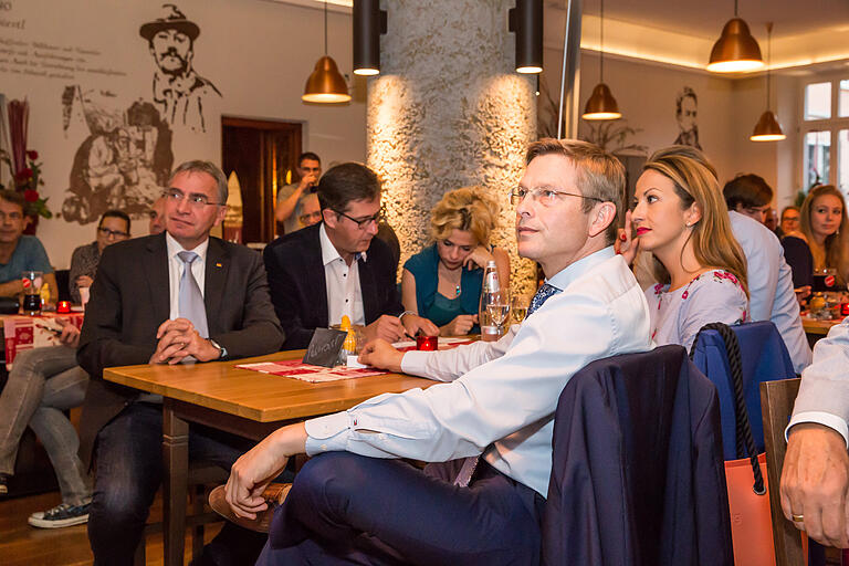 Am Wahlabend im Ratskeller: Oliver Jörg neben Sozialreferentin Hülya Düber und mit CSU-Bundestagsabgeordneten Paul Lehrieder und Oberbürgermeister Christian Schuchardt (CDU). Am Wahlabend im Ratskeller: Oliver Jörg neben Sozialreferentin Hülya Düber und mit CSU-Bundestagsabgeordneten Paul Lehrieder und Oberbürgermeister Christian Schuchardt (CDU). 