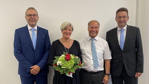 Ludwig Brumm und seine Ehefrau Bärbel bei der Verabschiedung mit Vorstand Wolfgang Menninger (links) und Vorstand Jürgen Wagenpfahl (rechts). - Ludwig Brumm und seine Ehefrau Bärbel bei der Verabschiedung mit Vorstand Wolfgang Menninger (links) und Vorstand Jürgen Wagenpfahl (rechts). Ludwig Brumm und seine Ehefrau Bärbel bei der Verabschiedung mit Vorstand Wolfgang Menninger (links) und Vorstand Jürgen Wagenpfahl (rechts). - Ludwig Brumm und seine Ehefrau Bärbel bei der Verabschiedung mit Vorstand Wolfgang Menninger (links) und Vorstand Jürgen Wagenpfahl (rechts).