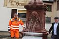 Bürgermeister Tobias Seufert (rechts) und Bauhofleiter Roland Ortloff neben dem restaurierten Sebastiansbrunnen, der heuer 125 Jahre alt geworden ist.