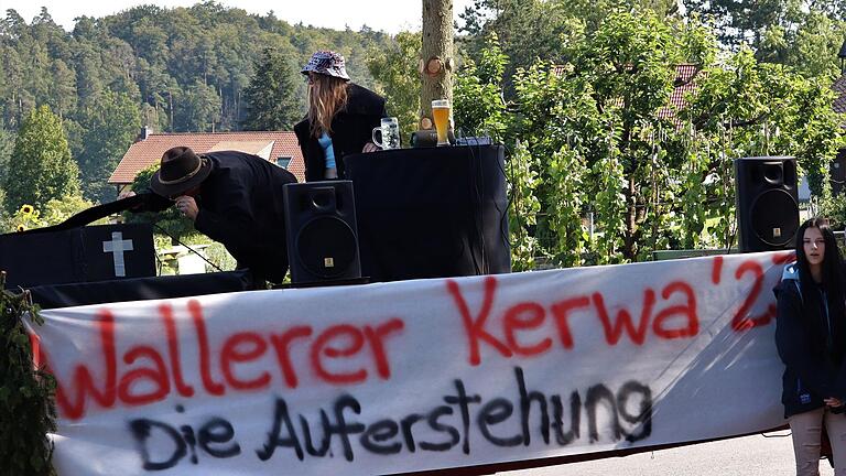 Dominik Hüßner und Emilia Kern als Kirchweihprediger auf dem Kirchweihwagen.