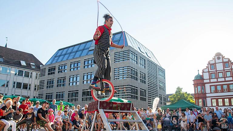 Circo Eguap begeisterte beim Stramu 2023 die Besucher am Würzburger Marktplatz.