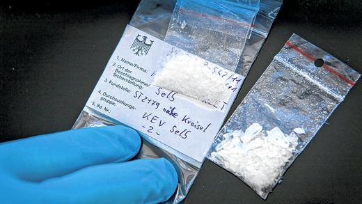 Drogenfund: Im Grenzgebiet zu Tschechien taucht bei Kontrollen immer öfter die Droge Crystal Meth auf. Fahnder zeigen zwei Tütchen mit der Droge, die sie auf der Staatsstraße 2179 bei Selb (Lkr. Wunsiedel) gefunden haben. Drogenfund: Im Grenzgebiet zu Tschechien taucht bei Kontrollen immer öfter die Droge Crystal Meth auf. Fahnder zeigen zwei Tütchen mit der Droge, die sie auf der Staatsstraße 2179 bei Selb (Lkr. Wunsiedel) gefunden haben.