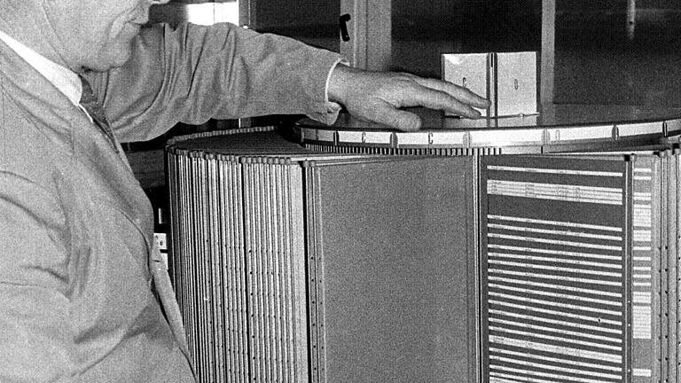 Verkehrs-Zentralregister in Flensburg       -  Mit einer Registriertrommel mit drehbaren Karteien, auf denen in alphabetischer Reihenfolge auf schmalen Streifen die Verkehrssünder vermerkt sind, fing es vor 60 Jahren an.
