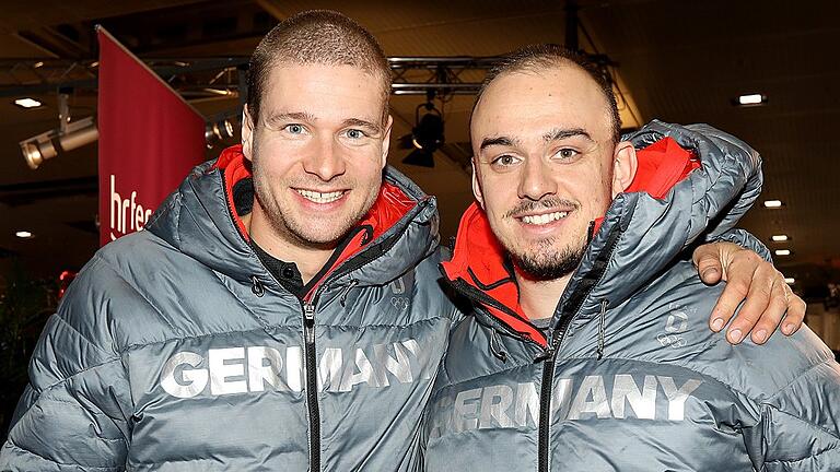 Rueckkehr von Team Deutschland - Olympische Winterspiele 2018 in Pyeongchang       -  Ein Strahlen bekamen sie doch noch zusammen: Johannes Lochner (links) und Christian Rasp, enttäuschte Bobfahrer.