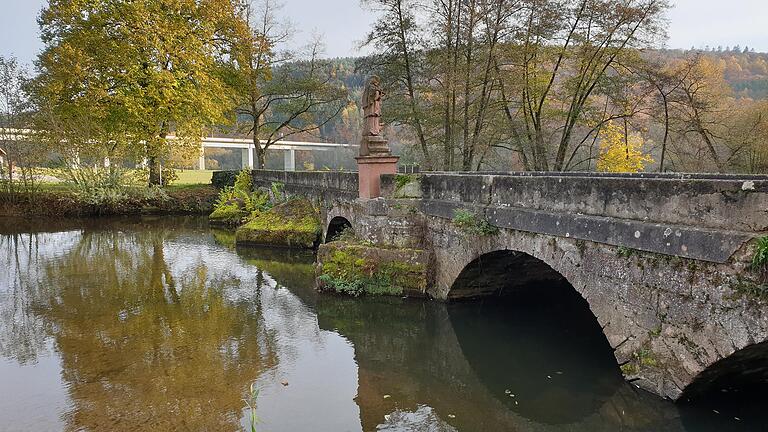 St. Nepomuk wacht über die alte Sinnbrücke in Schaippach.