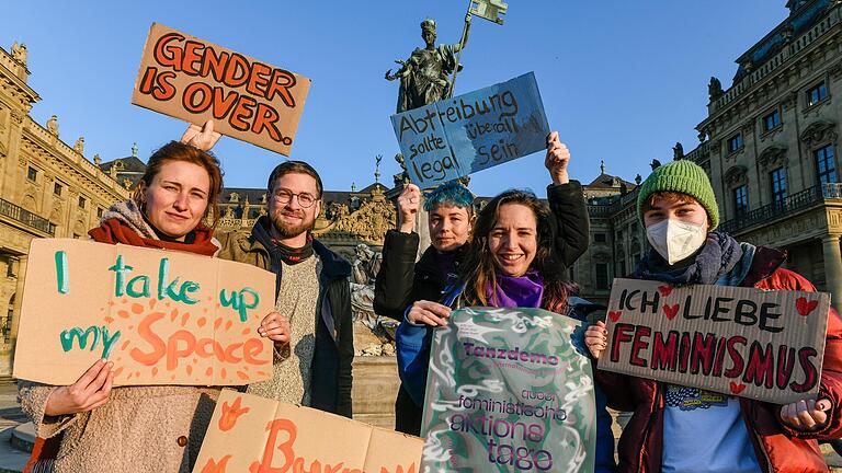 Das Bündnis '8. März Würzburg' mit (v.l.) Saraina, Cirka, Sabine, Ana, und Pfefferminz ruft vom 2. bis 8. März zu den queer-feministischen Aktionstagen auf und veranstaltet verschiedene Workshops.