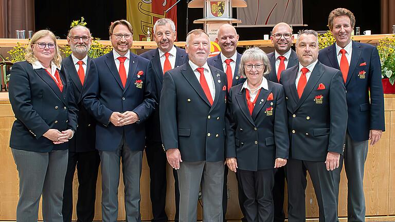 Gruppenbild des neuen geschäftsführenden Präsidiums (von links): Geschäftsstellenleiterin Susanne Kleym, Verbandsjugendleiter Alexander Kemnitzer, Vizepräsident Tobias Brand, Bezirkspräsident Oberfranken Norbert Greger, Ordenskanzler Johann Georg Siegel, Bezirkspräsident Unterfranken Jürgen Förster, Bezirkspräsidentin Mittelfranken Uschi Klein, Mitglieder des Gremiums mit besonderen Aufgaben Sebastian Bretzner und Wolfgang Huskitsch, Präsident Marco Anderlik.