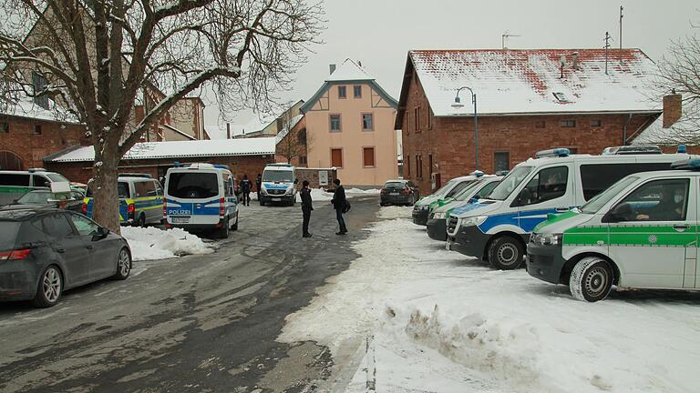 Mit zehn Einsatzbussen ist die Polizei am Mittwoch in&nbsp; Wiesenfeld eingerückt, um Hinweise im Mordfall Sabine Back zu bekommen.