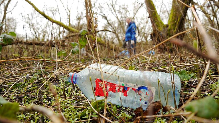 Müll aufsammeln beim 'World Cleanup Day' in Würzburg.&nbsp;