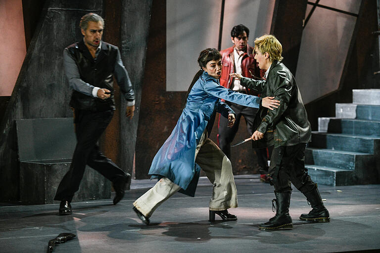 Eine Alptraumwelt, in der nur Blut und Rache etwas gelten: Igor Tsarkov (Capellio, von links), Akiho Tsujii (Giulietta), Roberto Ortiz (Tebaldo) und Anna Pennisi (Romeo).