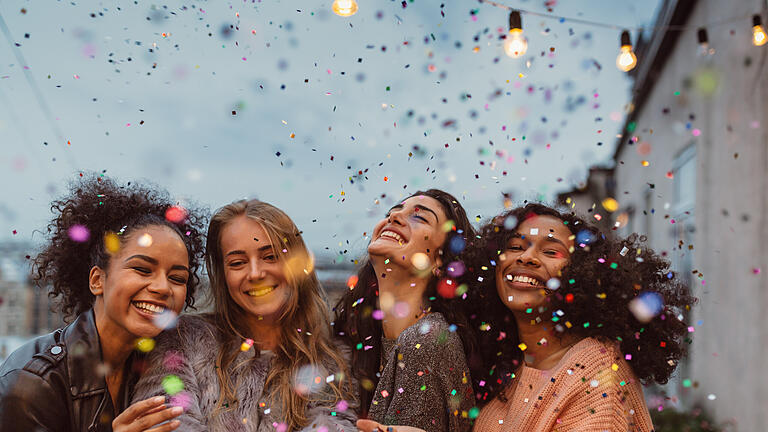 Four beautiful women standing at a terrace under confetti.       -  Der Trend aus den USA kommt auch bei uns an: Immer mehr Bräute feiern Brautparties ein.