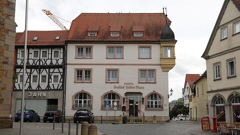 Der Hotel-Gasthof 'Wilder Mann' in Gerolzhofen soll zwangsversteigert werden. Das Amtsgericht Schweinfurt hat hierzu einen Termin im März 2024 festgesetzt.