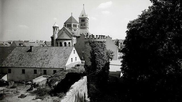 Diese Teile der Stadtmauer und der Turm wurden für den Bau des Kaufhauses Horten abgerissen in den 60er-Jahren. (Trotz sorgfältiger Recherche konnte der Rechteinhaber des Fotos nicht ermittelt werden. Rechteinhaber werden gebeten, sich bei der Redaktion zu melden).&nbsp;