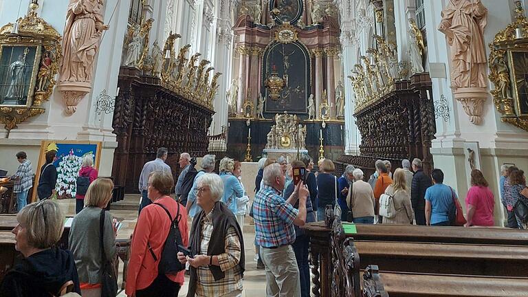 Auf dem Foto: Die Teilnehmer:innen beim Besuch der Basilika Waldsassen.