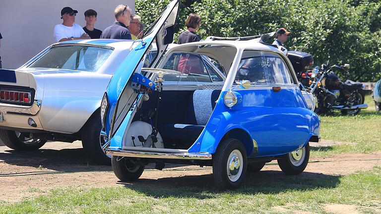 Diese Isetta mit den Lüftungsgittern in der Tür, die Tropenversion, wurde für Südafrika gebaut. Deshalb ist auch die Tür links angeschlagen, Pedalerie, Lenksäule und Lenkrad sind rechts angeordnet.