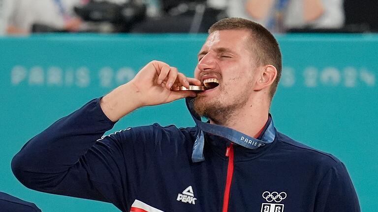 Paris 2024 - Basketball       -  Trinkt Bier und beißt Bronze: Basketball-Star Nikola Jokic.