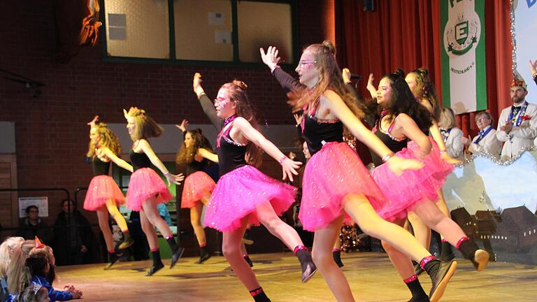 Die Jugend-Showtanzgruppe brillierte mit einem peppigen Auftritt. - Die Jugend-Showtanzgruppe brillierte mit einem peppigen Auftritt. Die Jugend-Showtanzgruppe brillierte mit einem peppigen Auftritt. - Die Jugend-Showtanzgruppe brillierte mit einem peppigen Auftritt.
