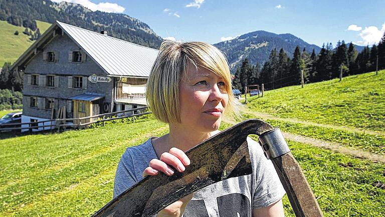 Auf der Höfle Alp in 1050 Metern Höhe: Heike Maier aus Berlin lernt den Umgang mit der Sense. Auf der Höfle Alp in 1050 Metern Höhe: Heike Maier aus Berlin lernt den Umgang mit der Sense.