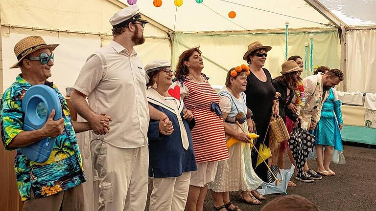 Eine lustige Modenschau unterhielt die Besucher des Sommerfests im Gesundheitszentrum Main-Spessart.