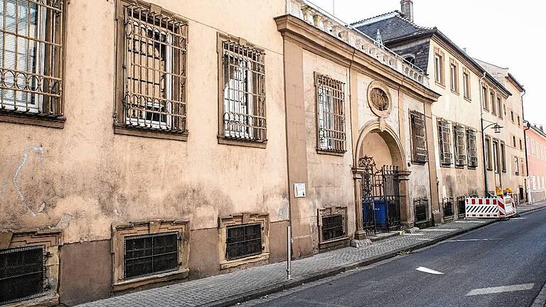 Marode und schmutzig: Die Fassade des Zeller Schlosses an der Zeller Hauptstraße. Marode und schmutzig: Die Fassade des Zeller Schlosses an der Zeller Hauptstraße.