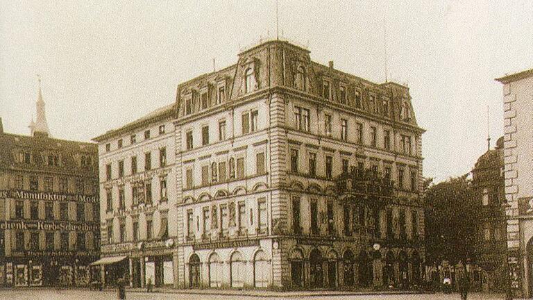 Petrinihaus um 1900       -  Das Wohnhaus des fränkischen Baumeisters Antonio Petrini war ein Vorläufer des Forum-Hauses. Es wurde im Zweiten Weltkrieg zerstört. Die Aufnahme entstand um 1900.