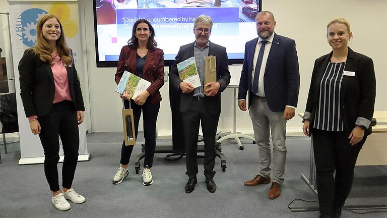 Landrat Thomas Eberth bedankt sich bei den Referierenden Astrid Steingrüber und Dr. Heiner Genzken (Mitte) sowie den Organisatorinnen Andrea Laumer (links) und Nadine Heber (rechts) vom Stabstellenfachbereich Innovation und Interne Kommunikation.