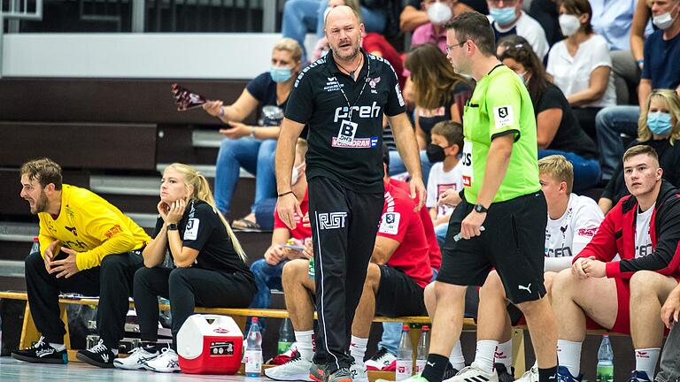 HSC-Coach Frank Ihl (Archivbild) war nach dem 20:36-Debakel der Rotmilane in Gelnhausen bedient und kündigte mittel- und langfristige personelle Konsequenzen an. HSC-Coach Frank Ihl (Archivbild) war nach dem 20:36-Debakel der Rotmilane in Gelnhausen bedient und kündigte mittel- und langfristige personelle Konsequenzen an.
