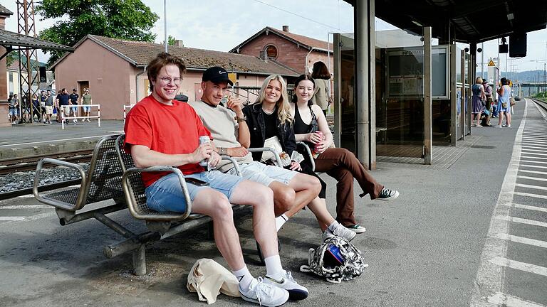 Spontaneität war auf dem Karlstadter Bahnohf gefragt. Weil diese jungen Leute keinen Platz mehr im Zug nach Frankfurt gefunden hatten, wechselten sie kurzerhand das Ziel in Richtung Bamberg.