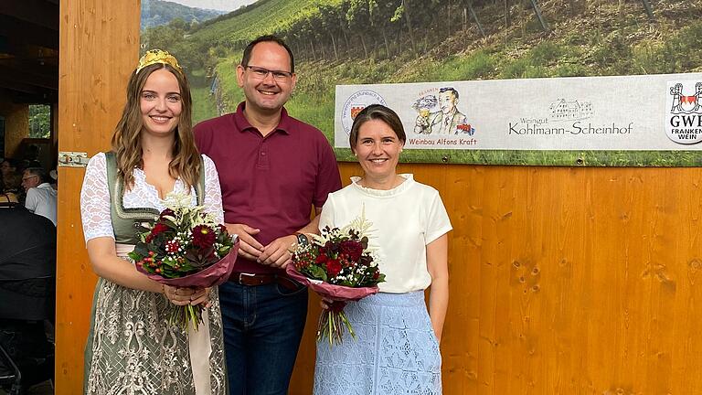 Bei der offiziellen Eröffnung des Weinfestes (von links): Die Karlburger Weinprinzessin Teresa Lamprecht, der Vorsitzende des Vereinsrings Mühlbach e.V. Michael Hombach und Landrätin Sabine Sitter.