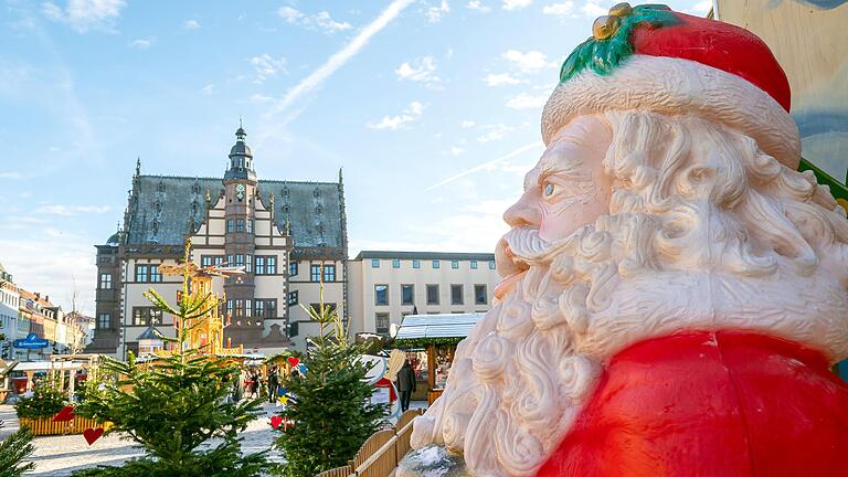 Nicht nur der Nikolaus ist einigermaßen zufrieden mit dem ersten richtigen Schweinfurter Weihnachtsmarkt seit 2019. Nicht nur der Nikolaus ist einigermaßen zufrieden mit dem ersten richtigen Schweinfurter Weihnachtsmarkt seit 2019.