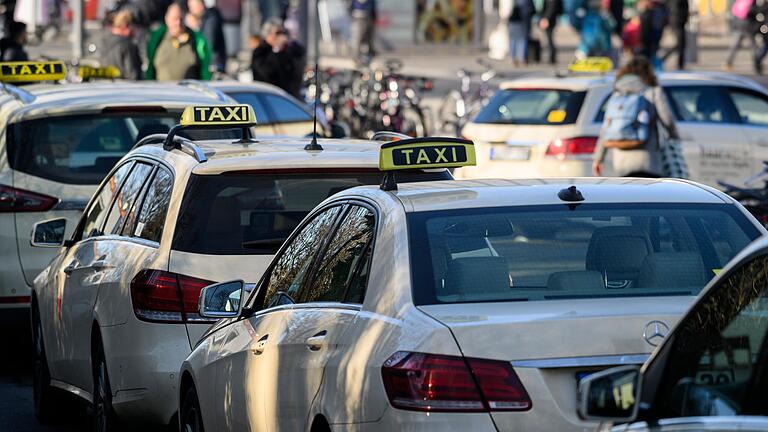 Reger Betrieb herrscht am Taxistand am Hauptbahnhof in Würzburg.