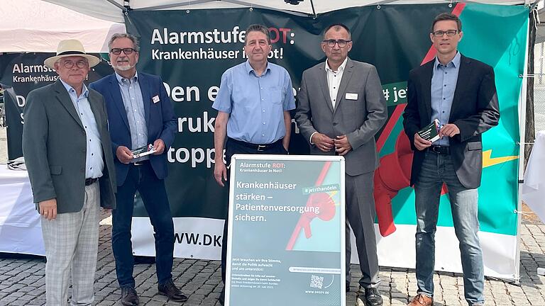 Bei der bundesweiten Protestaktion der Krankenhäuser, nahmen auch einige Krankenhäuser aus Stadt und Landkreis Schweinfurt teil. Am Aktionsstand am Marktplatz (von links) Wolfhard Walde (Krankenhaus Markt Werneck), Wolfgang Schirmer (Geomed-Kreisklinik), Norbert Jäger (Krankenhaus St. Josef), Jürgen Winter (Krankenhaus Leopoldina) und Tobias Schuler (Krankenhaus Schloss Werneck).