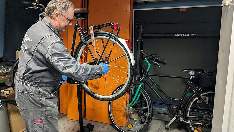 Fahrradreparatur im Repair Café Marktheidenfeld.