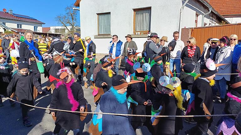 Kindergarten Westheim       -  Die Kinder des Kindergartens Westheim eröffnen den Faschingsumzug als farbenfrohe Vogelschar