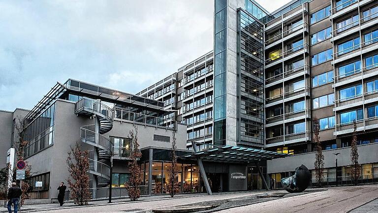 Zoff am Leopoldina-Krankenhaus: Der Betriebsrat liegt im Clinch mit Geschäftsführer Adrian Schmuker, weil dieser monatelang nichts gegen die Anhäufung von Überstunden unternommen habe. Jetzt hat der Betriebsrat Schmuker am Arbeitsgericht verklagt und zusätzlich angezeigt.