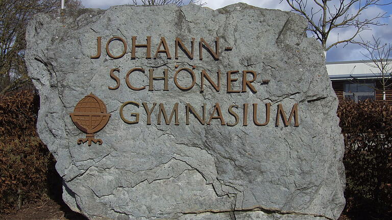 „Distanzloses Verhältnis“ mit Schülerin – Lehrer suspendiert - Johann-Schöner-Gymnasium in Karlstadt (Symbolfoto). „Distanzloses Verhältnis“ mit Schülerin – Lehrer suspendiert - Johann-Schöner-Gymnasium in Karlstadt (Symbolfoto).