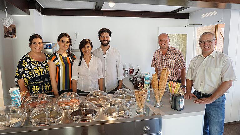 Bei der Eröffnung der Eisdiele (von links): Maddalena Savasta (Adrianas Mutter), Adriana Provenzano, Nuccia Russotto (Giuseppes Mutter), Giuseppe Scifo, Bürgermeister Georg Seiffert und Tourismusreferent Gerhard Nägler. Bei der Eröffnung der Eisdiele (von links): Maddalena Savasta (Adrianas Mutter), Adriana Provenzano, Nuccia Russotto (Giuseppes Mutter), Giuseppe Scifo, Bürgermeister Georg Seiffert und Tourismusreferent Gerhard Nägler.