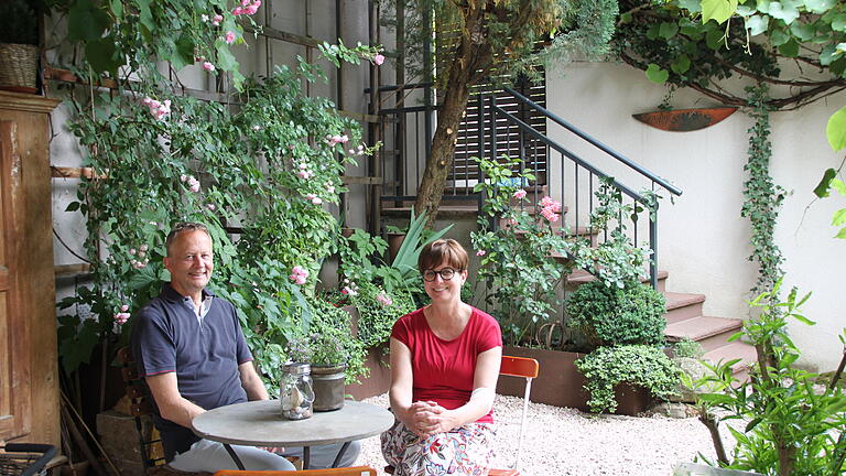 Das Ehepaar Sebastian und Elenor Hose freut sich über ihren kleinen Garten in der Hammelburger Innenstadt. - Das Ehepaar Sebastian und Elenor Hose freut sich über ihren kleinen Garten in der Hammelburger Innenstadt. Das Ehepaar Sebastian und Elenor Hose freut sich über ihren kleinen Garten in der Hammelburger Innenstadt. - Das Ehepaar Sebastian und Elenor Hose freut sich über ihren kleinen Garten in der Hammelburger Innenstadt.
