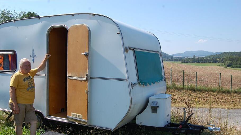 Manfred Gils schätzt den Blick von seinem Campingplatz in Thulba durch das Thulbatal bis zum Sodenberg. Manchmal übernachtet er auf dem Platz. Foto: Wolfgang Dünnebier       -  Manfred Gils schätzt den Blick von seinem Campingplatz in Thulba durch das Thulbatal bis zum Sodenberg. Manchmal übernachtet er auf dem Platz. Foto: Wolfgang Dünnebier