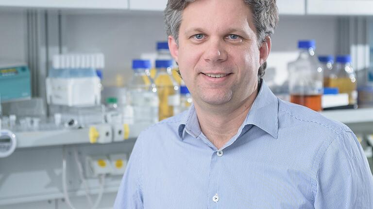 Prof. Dr. Lars Dölken in einem Labor am Institut für Virologie und Immunbiologie der Uni Würzburg.