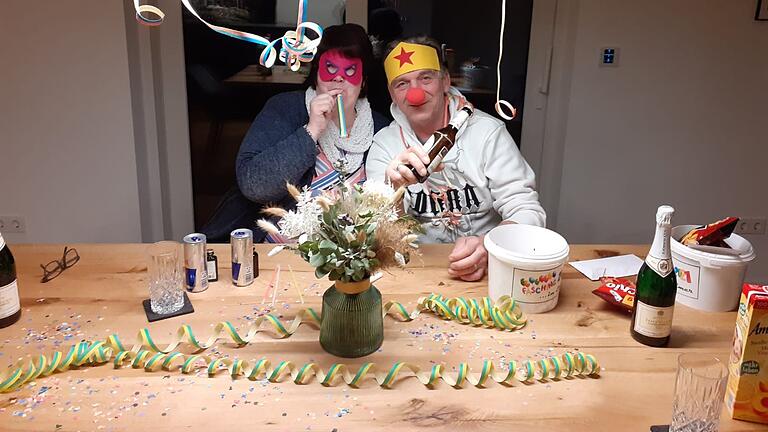 Conny Rosenberger und Richard List mit ihrem Fasching im Eimer.